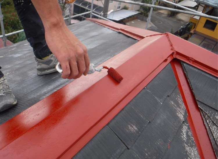 屋根板金は、屋根下塗り塗料でなく、錆止め下塗りを塗装しています。